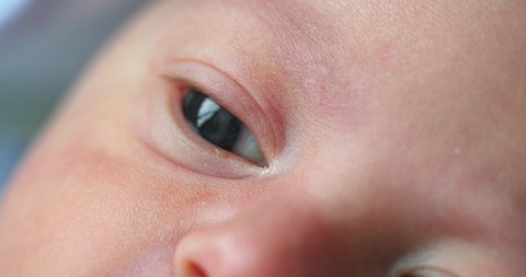 特写新生婴儿眼睛
