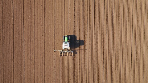 一个农民播种的空中镜头