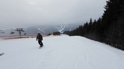 滑雪板的人在滑雪坡上慢动作视频素材模板下载