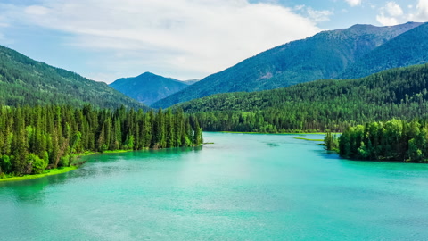 夏季新疆喀纳斯湖的鸟瞰图，绿色森林和山脉