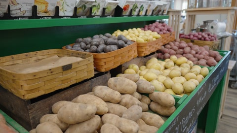 杂货店里陈列的土豆。有机土豆在