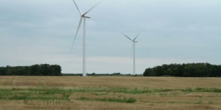 农田里的风力涡轮机