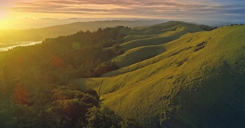 日落时分，旧金山山脊上的草山无人机