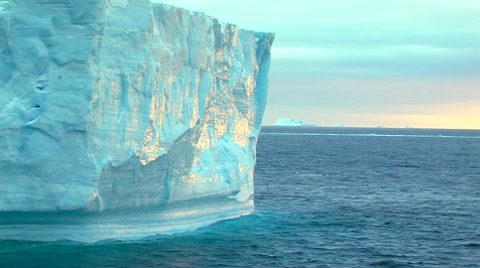 阳光照射在南极的冰山上