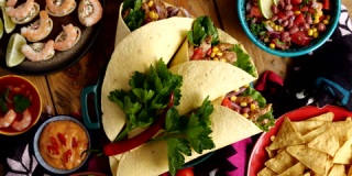 Burrito是墨西哥和德克萨斯墨西哥混合菜系中的一道菜，虾开胃菜，玉米片