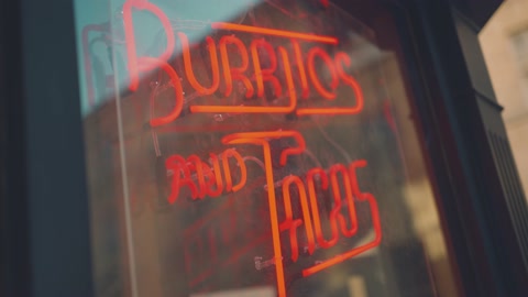 霓虹灯墨西哥卷饼和墨西哥卷饼在墨西哥餐厅窗户上的标志视频素材模板下载