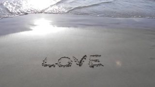 我爱你写在沙滩上浪漫背景视频素材模板下载