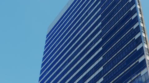 曼谷沙吞大厦商务玻璃清洁大厦蓝色窗户视频素材模板下载