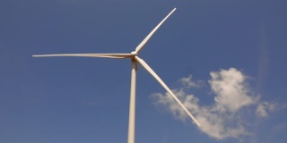 敖德萨，蓝天下的绿色能源风力涡轮机