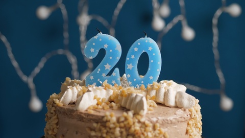 蓝色背景上放着20根数字蜡烛的生日蛋糕视频素材模板下载