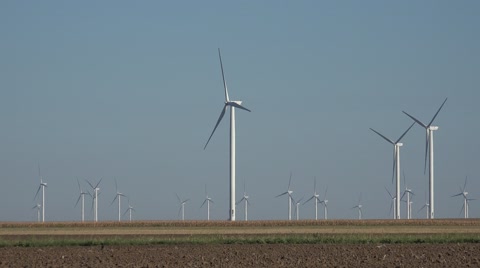 4K风车风力涡轮机在农业现场查看发电机电力，电力视频素材模板下载