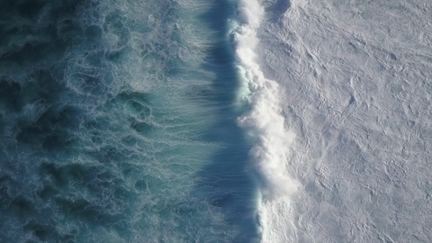 4K俯拍翻滚的巨浪海景