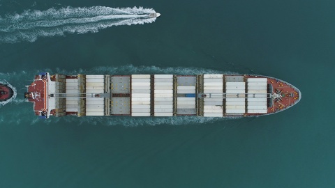 海上大型集装箱船航拍