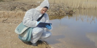 女科学家测试河流水质