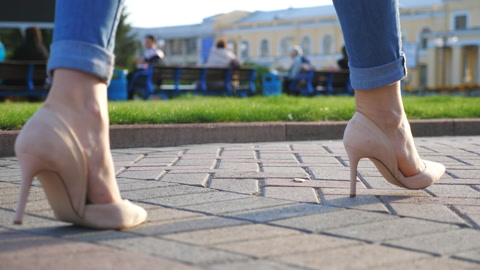 穿着高跟鞋的女性双腿走过城市街道视频素材模板下载