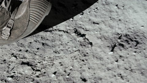 宇航员在月球表面行走留下脚印