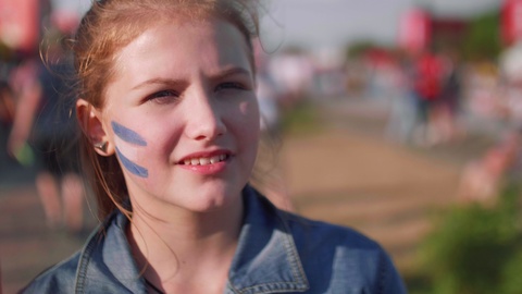 年轻女孩脸颊上挂着阿根廷国旗的近景照片视频素材模板下载