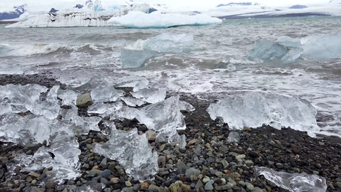来自冰岛约库尔萨隆冰川湖融化的冰山碎片