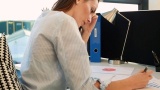 女人在办公桌前工作高清在线视频素材下载