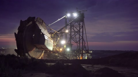 夜里的巨型煤矿桨轮视频素材模板下载