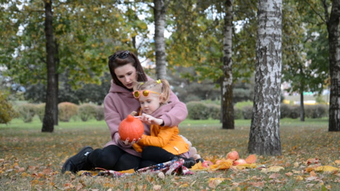家庭野餐概念，妈妈和女儿在秋季公园野餐视频素材模板下载