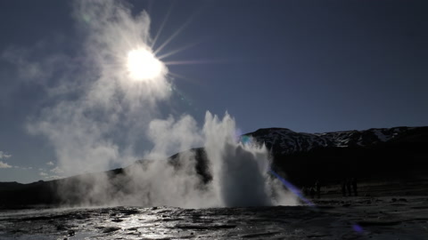 间歇泉喷发慢动作太阳耀斑，冰岛间歇泉