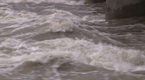 春季洪水条件下的暴怒的河流视频素材模板下载