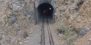 列车出口隧道