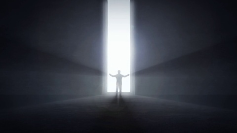 一个人站在前面打开光之隧道