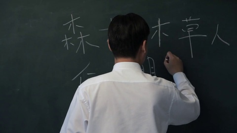 男子在黑板上写汉字视频素材模板下载