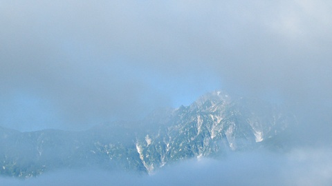 烟雾蒙蒙的雪山视频素材模板下载