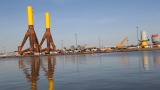 靠近北海的德国不来梅港的旧风力涡轮机高清在线视频素材下载