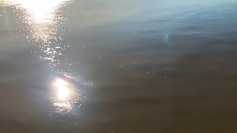 阳光和彩虹在水面上的慢动作视频素材模板下载