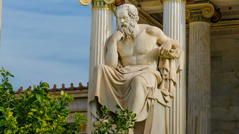 希腊哲学家苏格拉底坐在大理石椅上，背景是柱子和天空