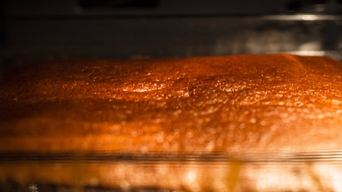 烘焙棕色蛋糕在烤箱延时镜头