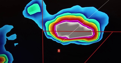 多普勒天气雷达屏幕显示龙卷风警告雷暴