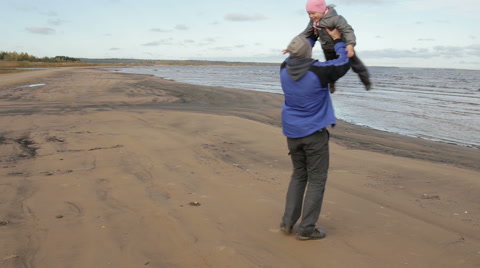 父亲和女儿在海边玩耍视频素材模板下载