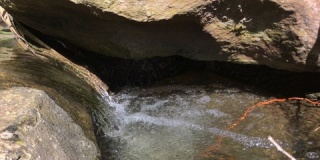 溪流中岩石中的小瀑布4K