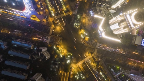 中国上海夜间复杂的道路交叉口空中延时