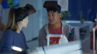 特写年轻的电脑游戏设计师研究虚拟现实视频素材模板下载