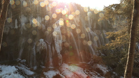 五颜六色的湖，瀑布，森林，山脉在中国冬天的九寨沟视频素材模板下载
