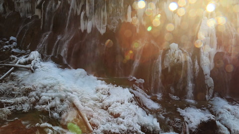 五颜六色的湖，瀑布，森林，山脉在中国冬天的九寨沟视频素材模板下载