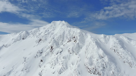 电影般的空中雪地山峰和山脊景象片段