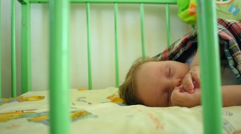 可爱的新生小婴儿在婴儿床上睡觉视频素材模板下载