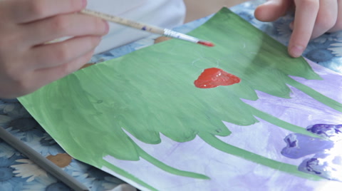 孩子们在幼儿园画画，特写