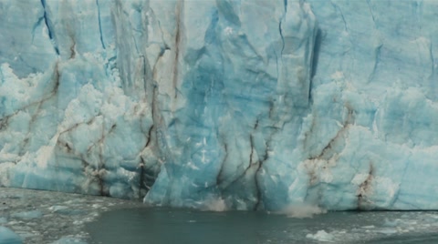 佩里托莫雷诺冰川的坠落
