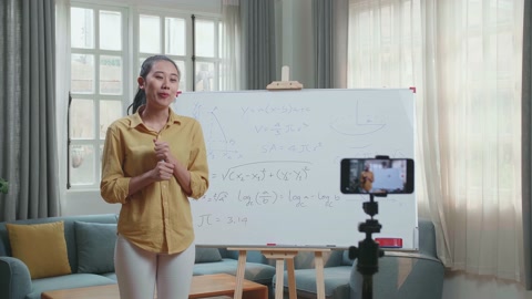 亚洲女教师用马克笔在智能手机相机上拍摄视频视频素材模板下载