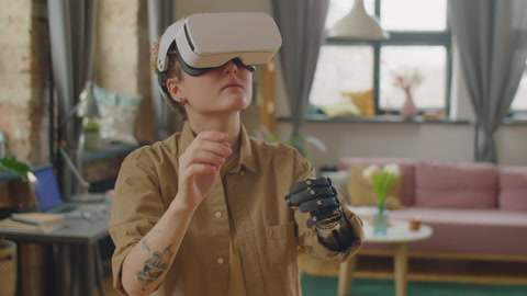 戴着假肢的女性在家使用虚拟现实头戴式设备