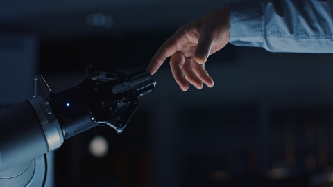 机器人手臂在人类和人工智能中触摸人类的手视频素材模板下载