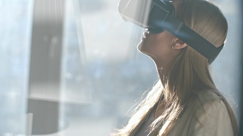 女商人带VR眼镜环顾四周视频素材模板下载